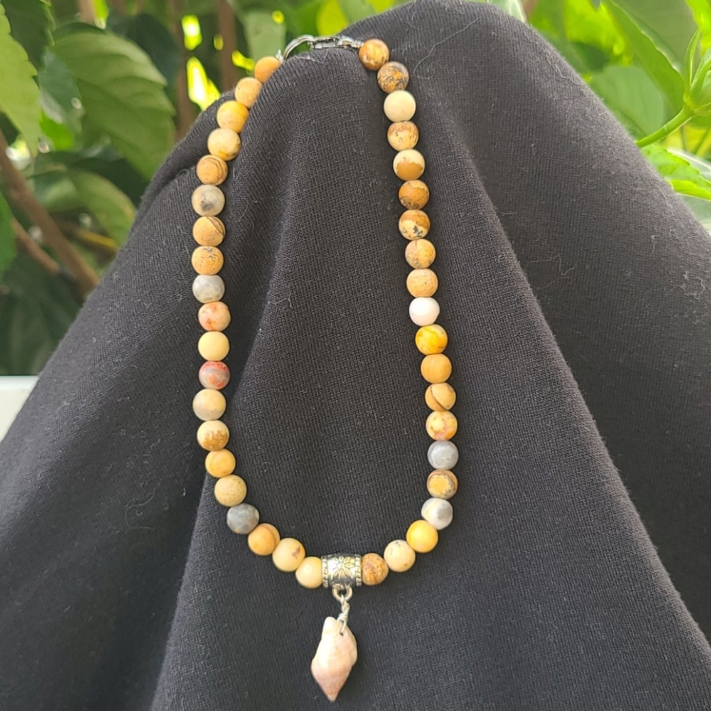 Beaded anklet with shell